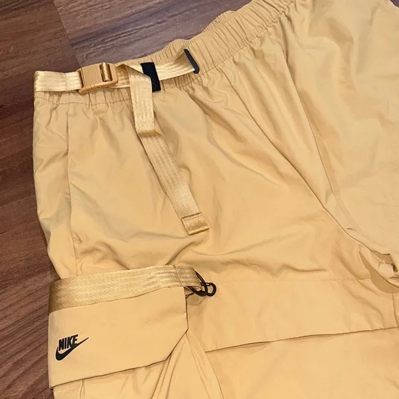 NWT Nike DM5592-737 Men's NSW Tech Pack Woven Cargo Shorts Standard Fit Twine L - Picture 2 of 4